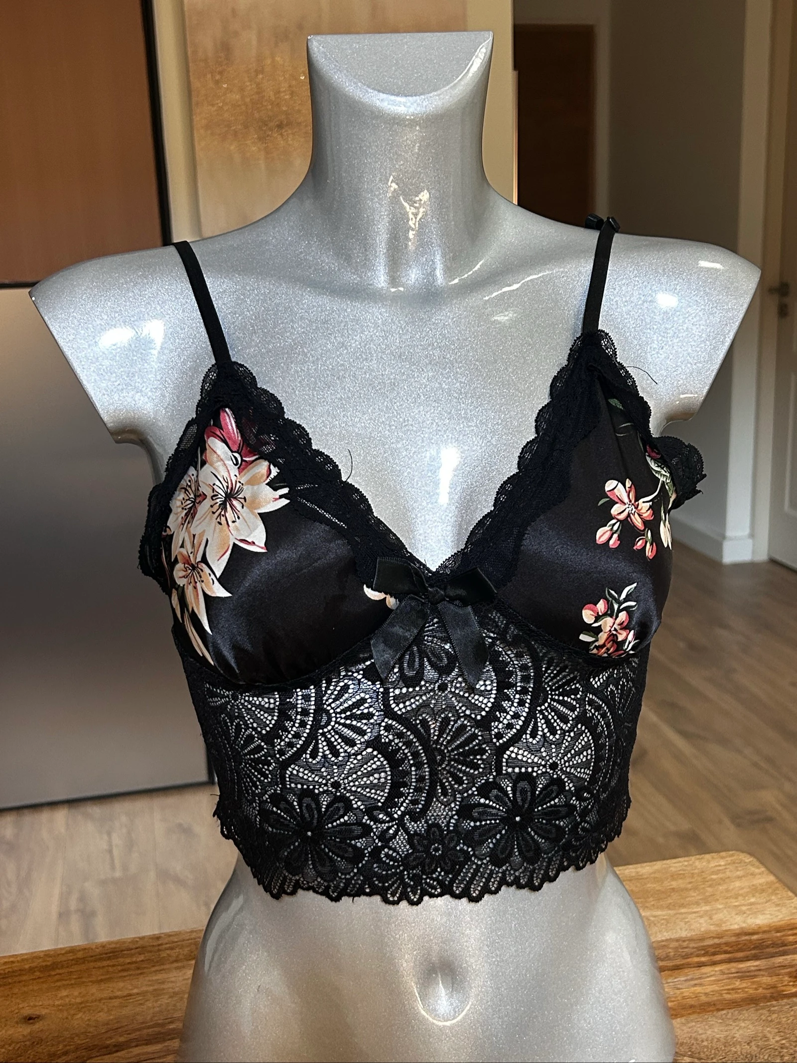 Brassière crop noire dentelle fleurie – Très confortable – Taille M